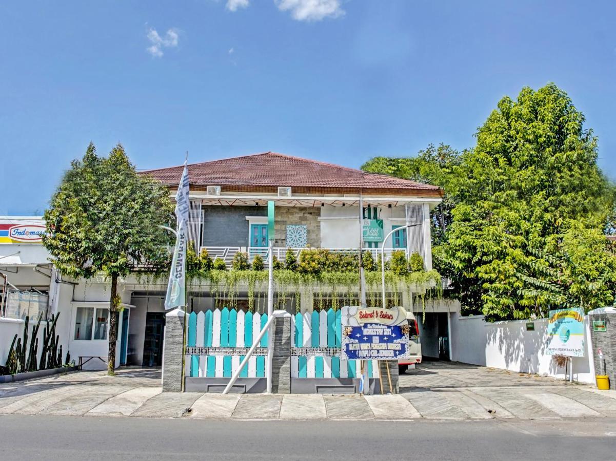 Capital O 91318 House Of Siti Boutique Homestay Jember Bagian luar foto