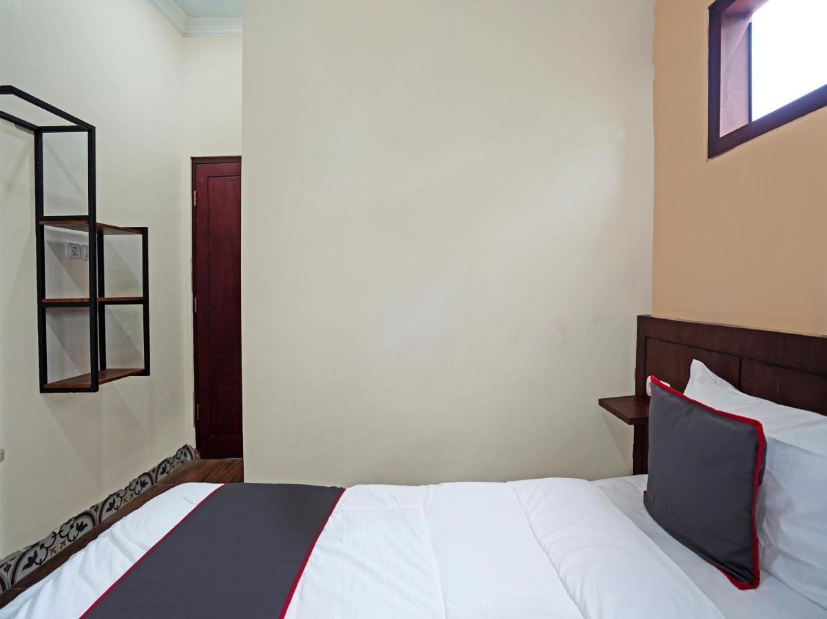 Capital O 91318 House Of Siti Boutique Homestay Jember Bagian luar foto